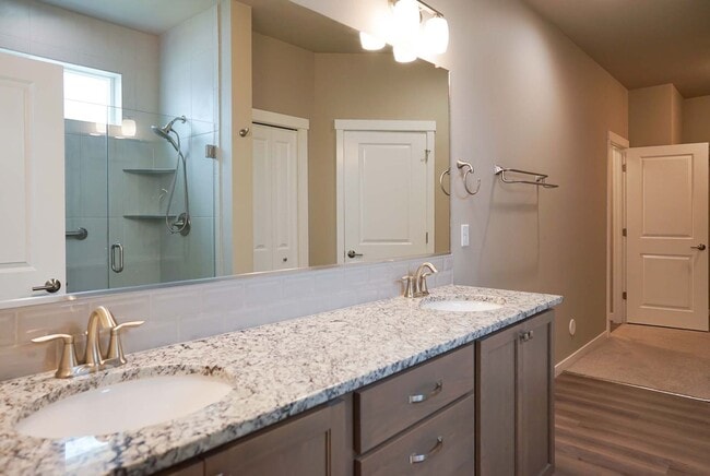 Building Photo - Elegant and Pristine Post Falls Home