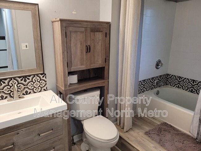 Building Photo - 5606 Roberts Dr