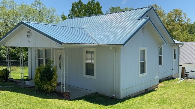 Building Photo - 711 Anton St