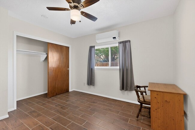 Building Photo - Close in West Side 2 bedroom 1.75/ba 1/cg