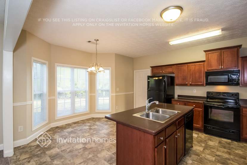 Building Photo - 225 Hedgewood Dr