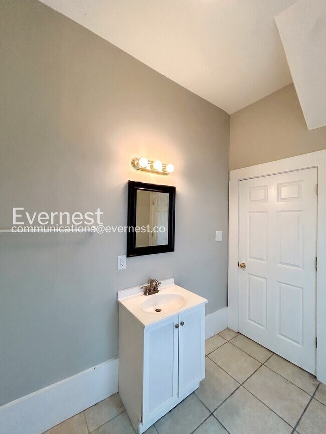 Building Photo - 3 Bed, 2.5 Bath Home with Fenced Yard / Pet-Friendly / Available Now!