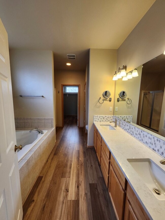Building Photo - Stunning S. Richland Home- Home Office, Soaking Tub in Primary Suite Bathroom
