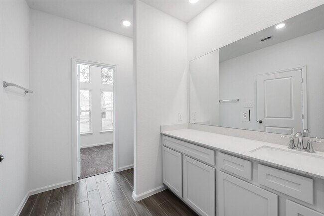Building Photo - 653 Royal Arch Dr