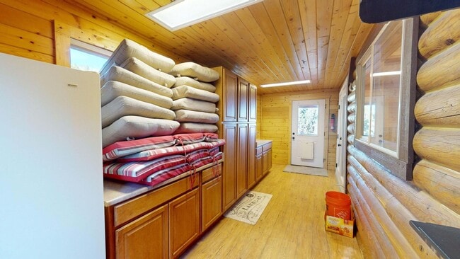 Building Photo - Cabin in Cedar Highlands