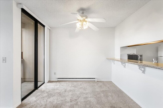 Building Photo - 2101 Shoreline Dr