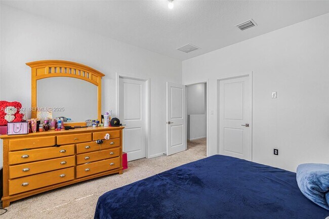 Building Photo - 1137 SW 7th Ct