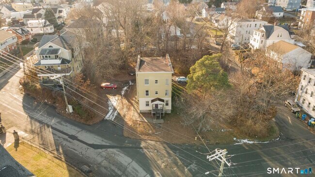 Building Photo - 1380 Bank St