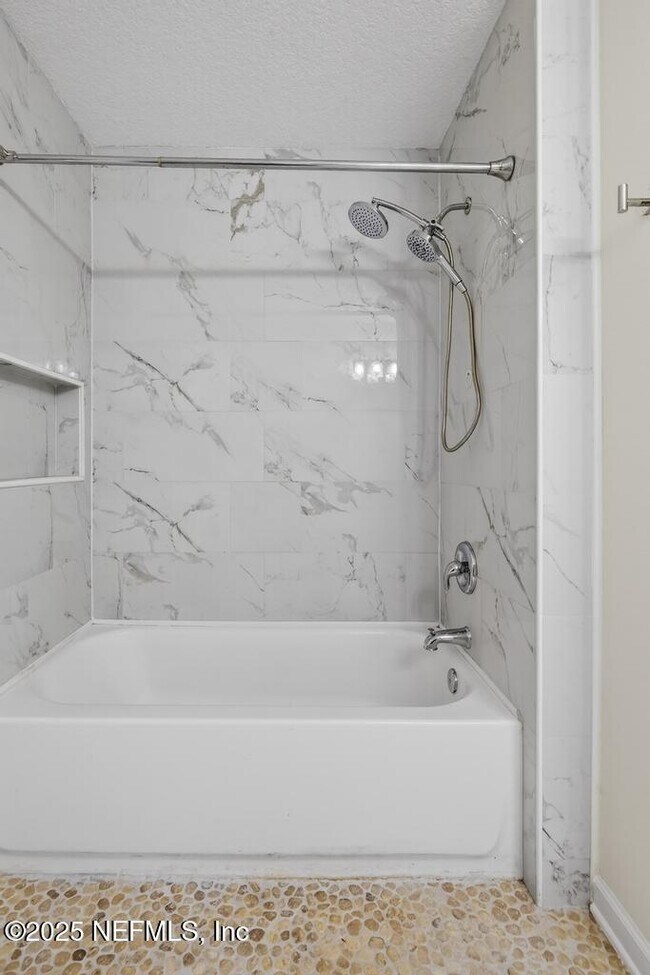 Building Photo - 411 Walnut Dr