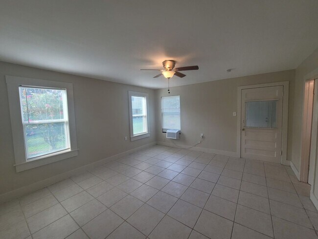 Building Photo - 2 Bedroom / 1 Bath / Bonus Room / 67th street