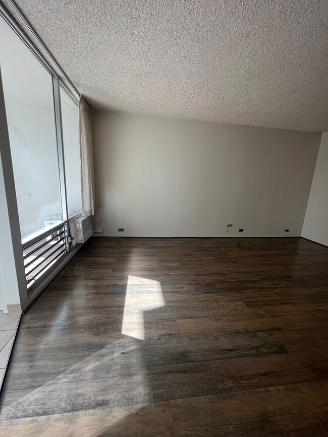 Building Photo - Renovated studio @ Pacific Grand $1400.00