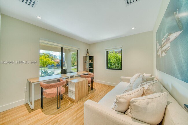 Building Photo - 1940 SW 32nd Pl