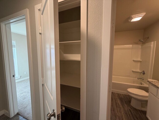 Building Photo - Pre leasing for July: 3/2 located in Upland Crossing!