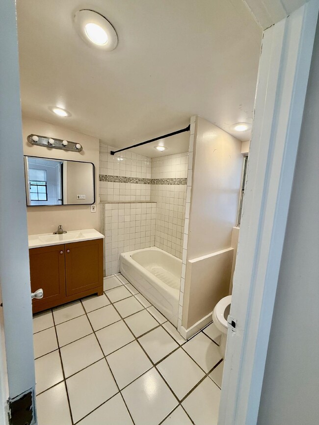 Building Photo - Charming 3-Bedroom Rental with Separate Li...