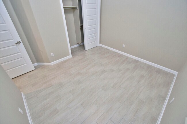 Building Photo - 729 C. Escondida