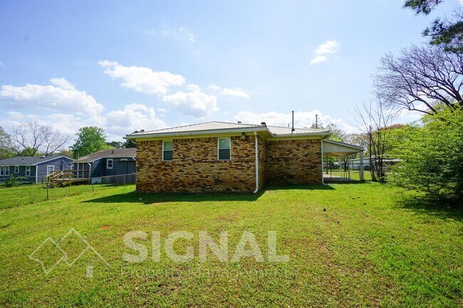 Building Photo - 2425 Circle Dr