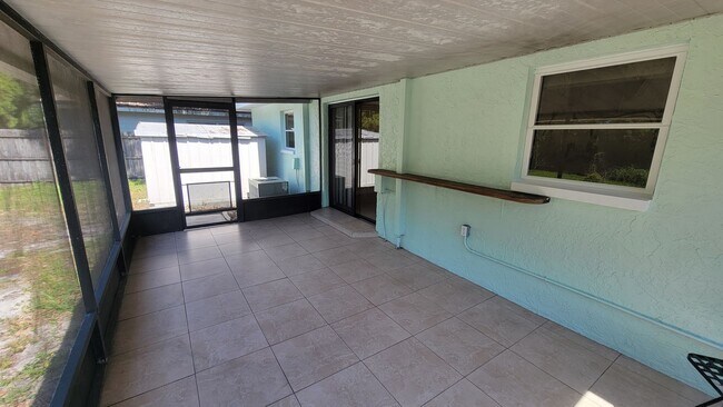 Building Photo - 2/1 w/ Garage in Seminole - Duplex