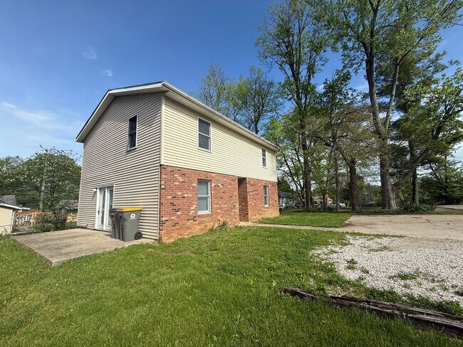 Building Photo - 1110 S Park Ave