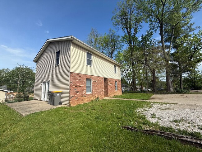 Building Photo - 4 bedroom, 2 bath House