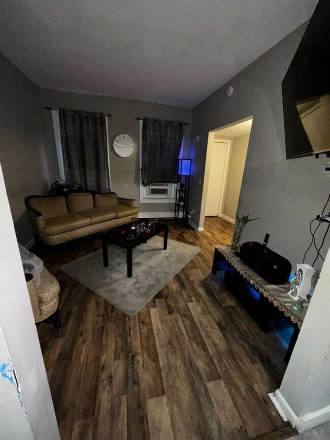 Building Photo - 626 Oak St