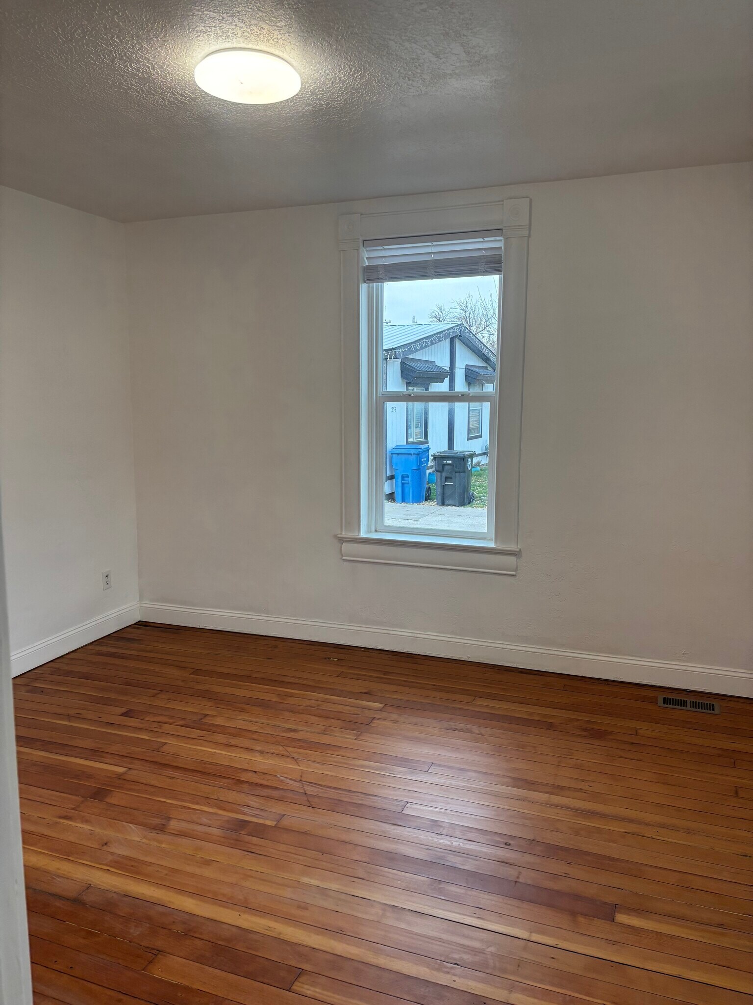 Building Photo - 245 N Main St