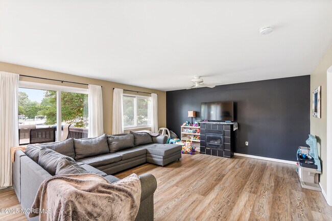 Building Photo - 410 Hemlock Dr