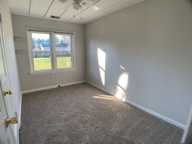 Building Photo - Spacious Rural Setting- 3 bedroom in Niles!