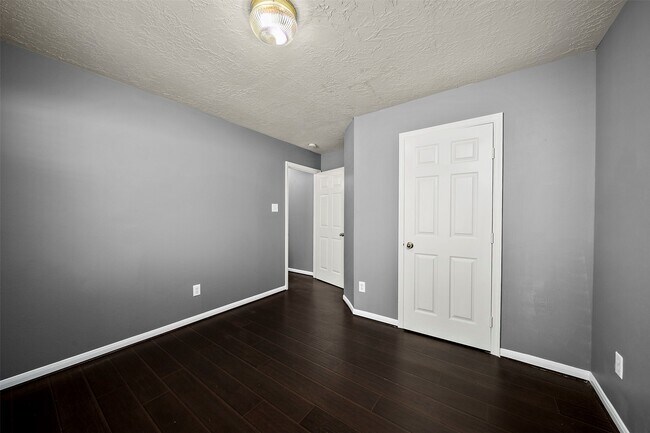 Building Photo - 10 S Willow Point Cir
