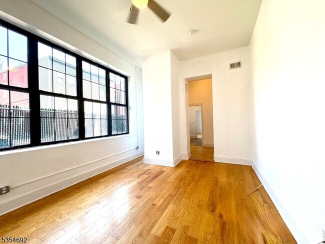Building Photo - 988 Johnson Pl