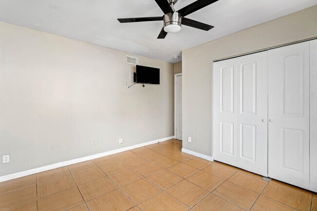 Building Photo - 5090 Elmhurst Rd