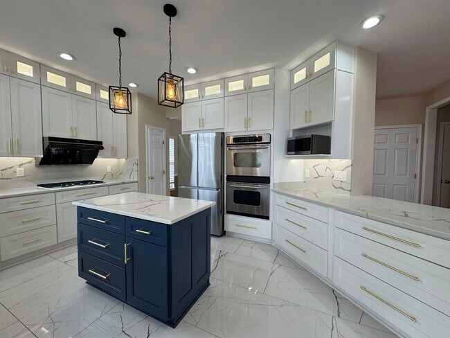 Building Photo - Stunning  4 Bed 3 Bath Home With Spacious ...