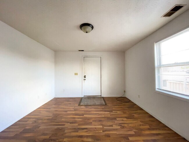 Building Photo - 114 E 8th St