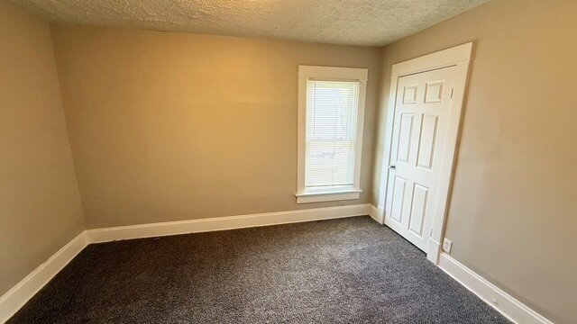 Building Photo - CENTER TOWNSHIP 3 BEDROOM DUPLEX AVAILABLE NOW!  ACCEPTS SECTION 8