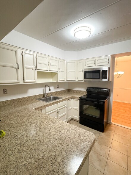 Kitchen - 56 Oakridge Dr