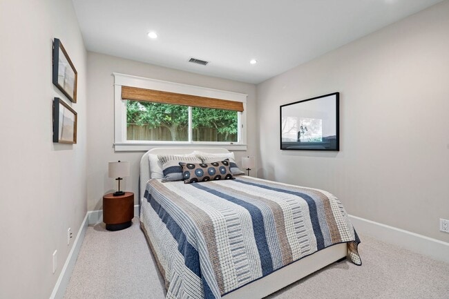 Building Photo - Stunning Single Family Home in the Heart o...