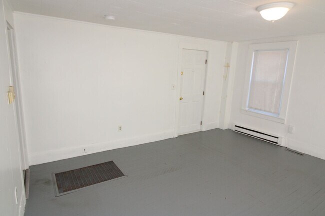 Building Photo - 546 Main St