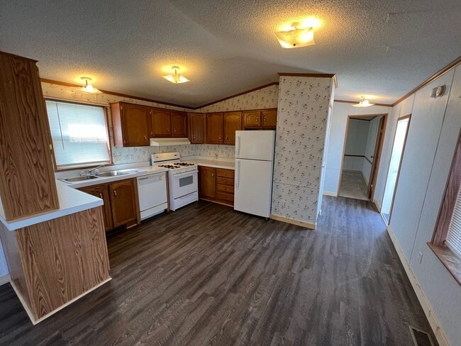 Building Photo - 2 Bedroom 2 Bath Updated Mobile Home in Cliffview Mobile Home Park. Very well kept-up area.