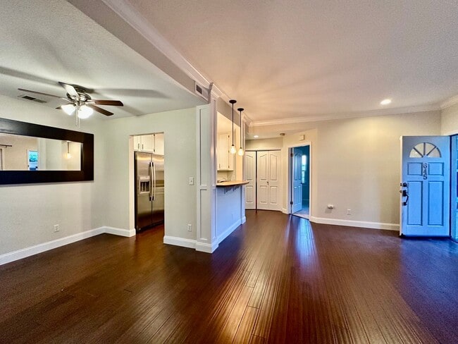 Building Photo - Great 2 Bedroom Townhome- Move in Ready! Washer/Dryer Garage