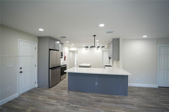 Building Photo - 2573 Conroy Dr