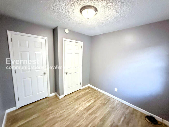 Building Photo - 2225 Cheshire Dr