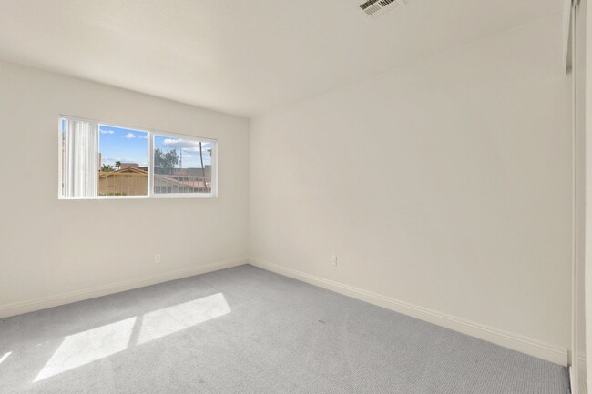 Building Photo - Spacious Ground-Level 2-Bedroom Condo Near...