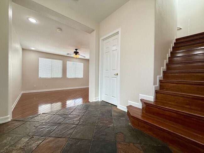 Building Photo - 3 Bedrooms | 2.5 Bathrooms-