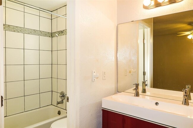 Building Photo - 308 Golden Oaks Dr