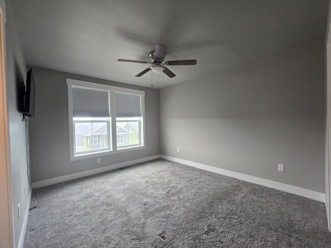 Building Photo - 2 bedroom 2.5 Bathroom Townhome