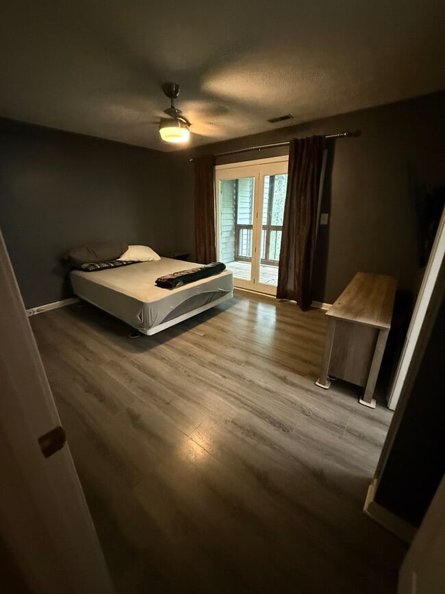 Building Photo - Furnished 2-Bedroom Condo at Eagle Pointe