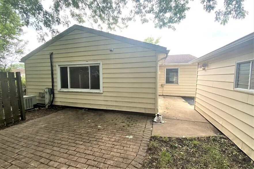 Building Photo - 200 Valley Dr