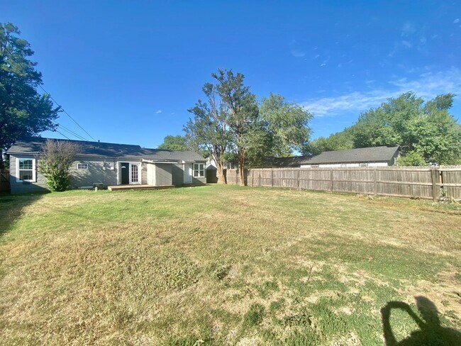 Building Photo - Pre- leasing now for 3/2 home near Maxey Park and Covenant Hospital