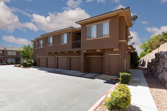 Building Photo - NW townhome with 2 car garage in gated community.