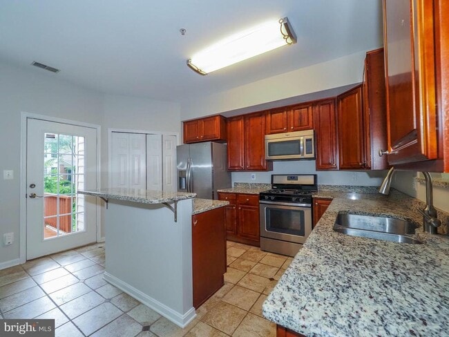 Building Photo - 32 Harbour Heights Dr