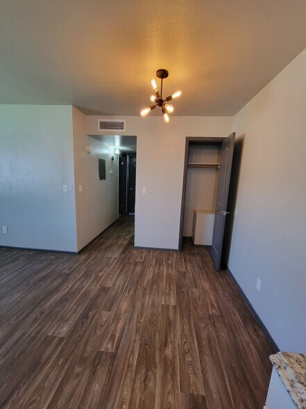 Building Photo - 860 E Brown Rd